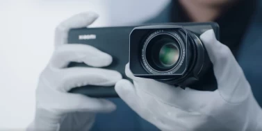 Концепция Xiaomi 12S Ultra позволяет установить профессиональный объектив Leica, превращая телефон в полноценную беззеркальную камеру.